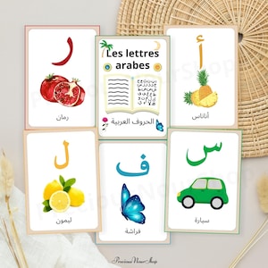 Peut inclure: Cartes éducatives avec des lettres arabes et des illustrations. On y trouve une grenade, un ananas, des citrons, un papillon et une voiture verte. Le texte "Les lettres arabes" est également présent.