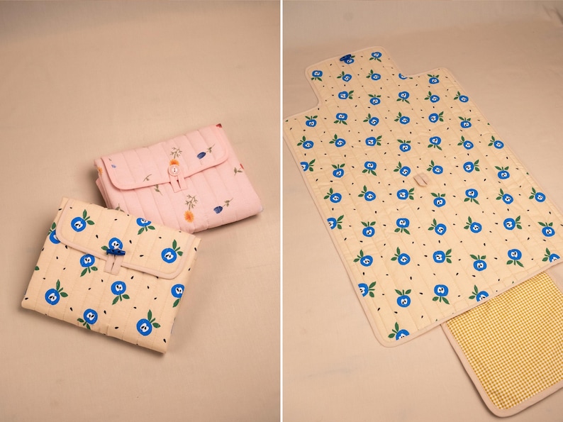 Puede incluir: Colecci&oacute;n de art&iacute;culos de tela acolchada, que incluye dos estuches peque&ntilde;os y una alfombra m&aacute;s grande. Los estuches presentan un fondo crema con estampados florales azules y cierres de bot&oacute;n. La alfombra tiene un dise&ntilde;o similar, con una secci&oacute;n a cuadros amarillos.