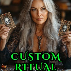 Può includere: Una donna con lunghi capelli grigi tiene in mano due carte dei tarocchi con illustrazioni di teschi. Le carte sono dorate e nere. Il testo "CUSTOM RITUAL" è visualizzato in lettere verdi nella parte inferiore dell'immagine.