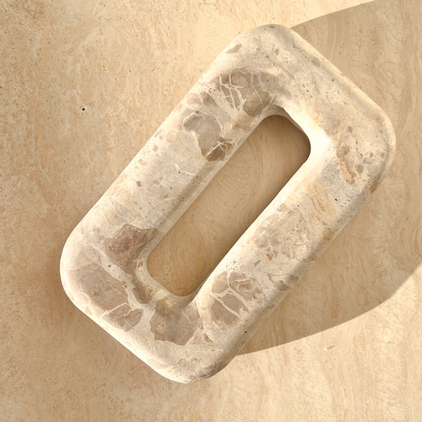 Ornamento decorativo in marmo beige