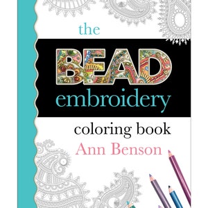 Puede incluir: El libro para colorear "The Bead Embroidery Coloring Book" de Ann Benson presenta una ilustración en blanco y negro de un diseño de cuentas con el título "the bead embroidery coloring book" y el nombre del autor "Ann Benson" en rosa. La portada del libro también incluye cuatro lápices de colores.