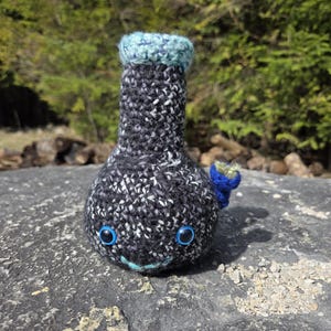 Szydełkowy przyjaciel z fajki wodnej w kolorze czarno-białym i niebieskim z oczami