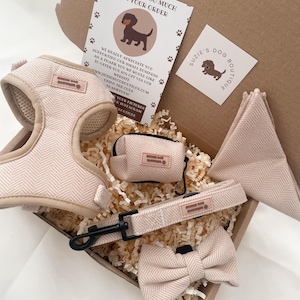 Puede incluir: Un conjunto de arn&eacute;s para perro en color beige con patr&oacute;n de espiga, que incluye arn&eacute;s, correa, porta bolsas, pajarita y pa&ntilde;uelo triangular. Los art&iacute;culos est&aacute;n empaquetados en una caja de cart&oacute;n con una tarjeta de agradecimiento y una pegatina.