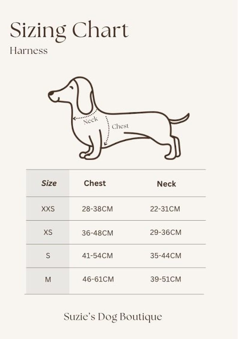 Puede incluir: Una tabla de tallas para arn&eacute;s de perro con un dibujo lineal de un perro salchicha que indica las medidas del cuello y el pecho. La tabla enumera las tallas de XXS a M con las medidas correspondientes en cent&iacute;metros. El texto dice Sizing Chart, Harness y Suzie's Dog Boutique.
