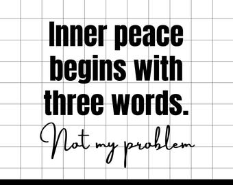 Puede incluir: Diseño gráfico en blanco y negro con el texto "La paz interior comienza con tres palabras. No es mi problema." La parte inferior de la imagen tiene el texto "SVG - PNG - JPG". El fondo es una cuadrícula blanca.