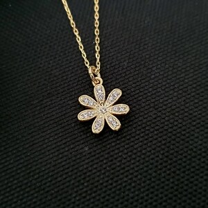 14k Solid Gold Daisy Pendant, 18k Flower Jewellery With Cubic Zirconia Stone For Women And Girls, 10k Elegant Design Charm Daisy Necklace.