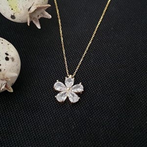 Solid Gold Zirconia Stone Flower Necklace, 14k Flower Charm Necklace, 18k Zirconia Stone Jewellery For Women, 10k Elegant Daisy Pendant.