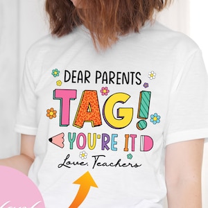 Queridos padres, ¡Etiqueta! You're It Shirt svg, Funny Teacher svg, Teacher Sarcasm, Camisa, descarga digital, Último día de clases, Fin de año, De moda