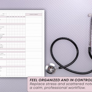 Puede incluir: Imagen de tem&aacute;tica m&eacute;dica con una detallada tabla de cuidados del paciente, un bol&iacute;grafo negro y un estetoscopio. La tabla incluye secciones para signos vitales, ba&ntilde;o y comidas. El estetoscopio es negro con detalles plateados. La imagen incluye el texto: "FEEL ORGANIZED AND IN CONTROL."