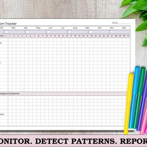 Puede incluir: Un rastreador de s&iacute;ntomas del s&iacute;ndrome premenstrual blanco con una cuadr&iacute;cula para rastrear los s&iacute;ntomas f&iacute;sicos y mentales. El rastreador incluye una secci&oacute;n para cada mes del a&ntilde;o. Los marcadores coloridos est&aacute;n dispuestos a la derecha del rastreador. El texto en la parte inferior dice: MONITOR. DETECT PATTERNS. REPORT.