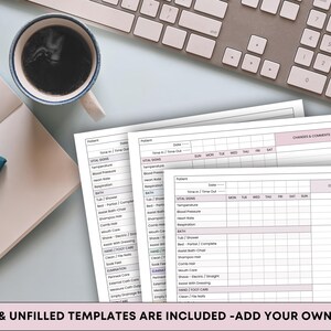 Puede incluir: Una escena de trabajo con plantillas de enfermer&iacute;a con detalles en rosa, una taza de caf&eacute;, un cuaderno y un teclado. Las plantillas incluyen secciones para signos vitales e informaci&oacute;n del paciente. El texto en la imagen dice "Work at Home" y "Filled & Unfilled Templates Are Included - Add Your Own Tasks."