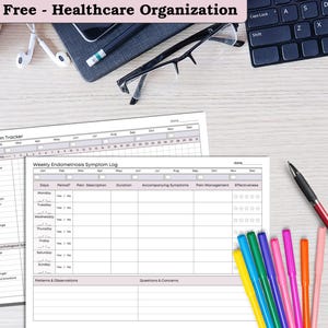 Puede incluir: Una configuraci&oacute;n de escritorio con rastreadores de s&iacute;ntomas y un registro semanal de s&iacute;ntomas de endometriosis. La imagen incluye un teclado, gafas, bol&iacute;grafos y un tel&eacute;fono inteligente. El texto en la parte superior dice "Chaos Free - Healthcare Organization."
