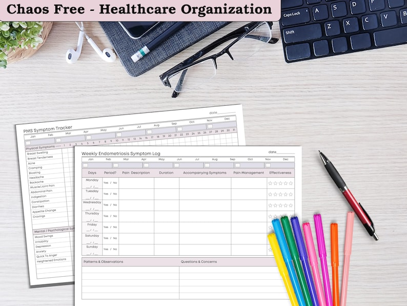 Puede incluir: Una configuraci&oacute;n de escritorio con rastreadores de s&iacute;ntomas y un registro semanal de s&iacute;ntomas de endometriosis. La imagen incluye un teclado, gafas, bol&iacute;grafos y un tel&eacute;fono inteligente. El texto en la parte superior dice "Chaos Free - Healthcare Organization."