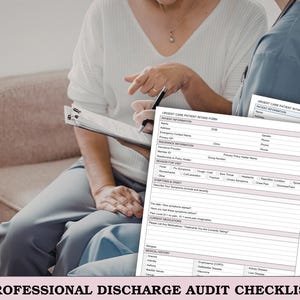 Może przedstawiać: Osoba siedzi i wypełnia formularz medyczny na schowku. Formularz jest oznaczony jako "URGENT CARE PATIENT INTAKE FORM" i "PROFESSIONAL DISCHARGE AUDIT CHECKLIST". W pobliżu stoi pracownik służby zdrowia.