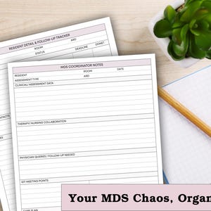 Peut inclure: Deux formulaires en papier blanc avec des accents roses, intitul&eacute;s "Resident Detail & Follow-Up Tracker" et "MDS Coordinator Notes". Les formulaires sont sur une surface en bois, avec une petite plante, un crayon et un bloc-notes. Le texte sur l'image se lit "Your MDS Chaos, Organized."