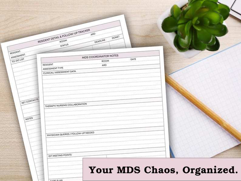 Peut inclure: Deux formulaires en papier blanc avec des accents roses, intitul&eacute;s "Resident Detail & Follow-Up Tracker" et "MDS Coordinator Notes". Les formulaires sont sur une surface en bois, avec une petite plante, un crayon et un bloc-notes. Le texte sur l'image se lit "Your MDS Chaos, Organized."