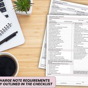 Może przedstawiać: Widok z g&oacute;ry na drewniane biurko z laptopem, notatnikiem, długopisem, filiżanką kawy i listą kontrolną. Lista kontrolna nosi tytuł "Discharge Audit Checklist" i zawiera listę wymagań. Widoczny jest tekst "Discharge Note Requirements Clearly Outlined in the Checklist".