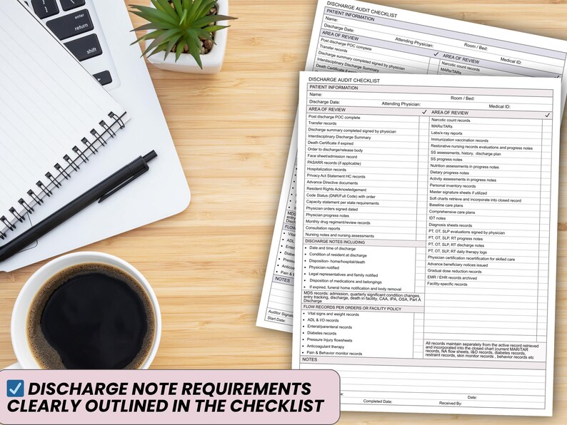 Może przedstawiać: Widok z g&oacute;ry na drewniane biurko z laptopem, notatnikiem, długopisem, filiżanką kawy i listą kontrolną. Lista kontrolna nosi tytuł "Discharge Audit Checklist" i zawiera listę wymagań. Widoczny jest tekst "Discharge Note Requirements Clearly Outlined in the Checklist".