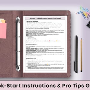 Peut inclure: Un classeur en cuir marron avec un guide imprim&eacute; intitul&eacute; "Maximize Your MDS Tracker: A Quick-Start Guide". Le guide comprend des instructions et des conseils. Un post-it rose et des trombones sont visibles. Un stylo noir et un crayon sont &agrave; droite.