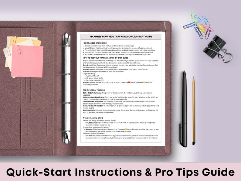 Peut inclure: Un classeur en cuir marron avec un guide imprim&eacute; intitul&eacute; "Maximize Your MDS Tracker: A Quick-Start Guide". Le guide comprend des instructions et des conseils. Un post-it rose et des trombones sont visibles. Un stylo noir et un crayon sont &agrave; droite.