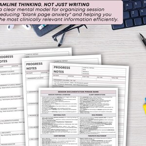 Peut inclure: Plusieurs formulaires de notes de progr&egrave;s et de documentation de session blancs, avec le texte "STREAMLINE THINKING, NOT JUST WRITING". Un stylo noir, des lunettes et des marqueurs color&eacute;s sont &eacute;galement visibles.