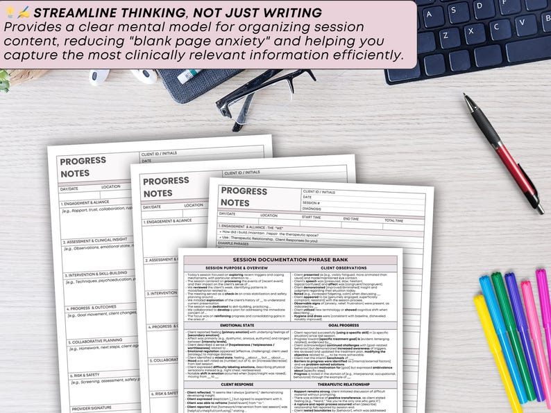 Peut inclure: Plusieurs formulaires de notes de progr&egrave;s et de documentation de session blancs, avec le texte "STREAMLINE THINKING, NOT JUST WRITING". Un stylo noir, des lunettes et des marqueurs color&eacute;s sont &eacute;galement visibles.