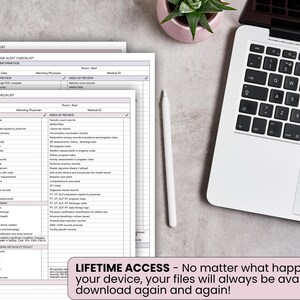 Może przedstawiać: Widok z g&oacute;ry na miejsce pracy z laptopem, białym rysikiem i małą rośliną doniczkową. Widocznych jest kilka wydrukowanych list kontrolnych z tekstem "DISCHARGE AUDIT CHECKLIST" i "LIFETIME ACCESS" na dole.