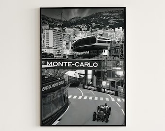 Könnte beinhalten: Ein Schwarzweißfoto eines Oldtimer-Rennwagens, der auf einer Rennstrecke in Monte Carlo fährt. Das Auto fährt an einem Schild vorbei, auf dem "Monte-Carlo" steht, und im Hintergrund ist das Casino de Monte Carlo zu sehen.