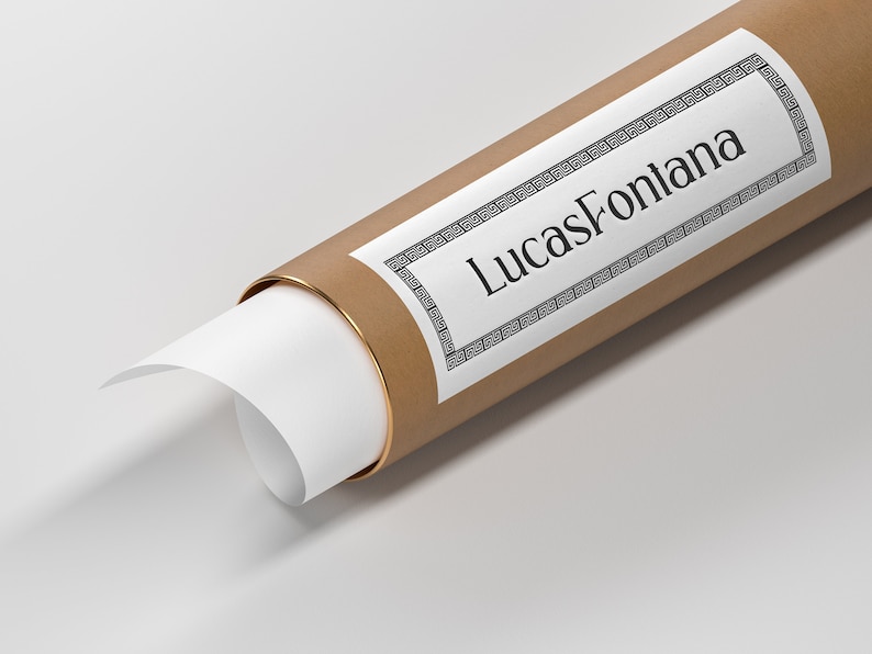 K&ouml;nnte beinhalten: Eine braune Pappr&ouml;hre mit goldener Einfassung und einem wei&szlig;en Etikett mit dem Text "LucasFontana" in einem schwarzen Zierrahmen.
