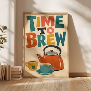 以下が含まれることがあります： TIME TO BREWという大きなカラフルな文字が描かれた額入りアートプリント。文字の下には、鮮やかなオレンジ色のティーケトル、ティーバッグが入った黄色いマグカップ、ソーサーに乗った青緑色のカップが、クリーム色の背景に配置されています。