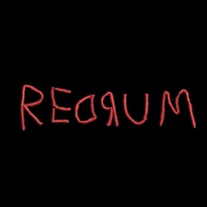 Puede incluir: La palabra "REDRUM" en rojo, con letras manuscritas sobre un fondo negro. Las letras parecen tener textura, dando una apariencia áspera. La estética general es simple y austera.