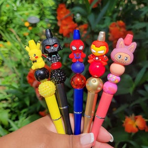 Penne con perline ispirate ai personaggi, articoli di cancelleria, penne uniche, Pikachu, Darth V, Spidey, Labubu, Ironman, regali nostalgici, penne per la scuola, penne