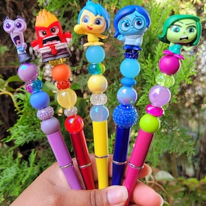 Op karakterdeur geïnspireerde kralenpennen, Inside Out-geïnspireerde pennen, op maat gemaakte pennen, handtekeningpennen, handgemaakte ambachten, unieke pennen,