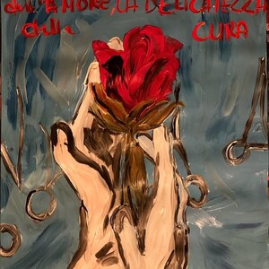 Può includere: Dipinto astratto raffigurante una rosa rossa tenuta da due mani, su sfondo blu. Le forbici chirurgiche sono poste attorno alle mani. Il dipinto include testo rosso in italiano.