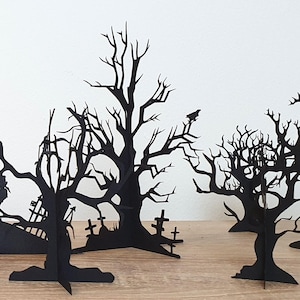 Árboles espeluznantes de Halloween hechos con papel. Cementerio, cuervos, ramas desnudas y un ambiente otoñal ya están aquí...