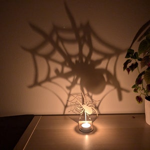 クモの影のキャンドルホルダー ハロウィン ティーライト ランタン パーティー デコレーション 不気味な季節のデコレーション ライト 不気味なタランチュラの影のキャンドル