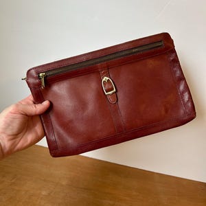 Cartera de mano vintage de cuero burdeos con estampado de sangre de buey y cremallera de Pacific Connection