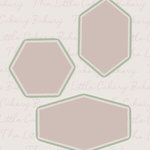 Op de afbeelding: Drie zeshoekige frames met een lichtgroene omtrek en een lichtgrijze vulling. De frames bevinden zich op een witte achtergrond met de tekst "The Little Cakery Bakery" die in een cursief schrifttype wordt herhaald.