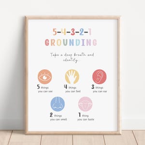 Può includere: Un poster stampabile con un esercizio di grounding. Il poster ha uno schema di colori arcobaleno e presenta un conto alla rovescia da 5-4-3-2-1. Il testo recita "Fai un respiro profondo e identifica..." e elenca cinque sensi con numeri corrispondenti: 5 cose che puoi vedere, 4 cose che puoi sentire, 3 cose che puoi sentire, 2 cose che puoi sentire e 1 cosa che puoi assaggiare.