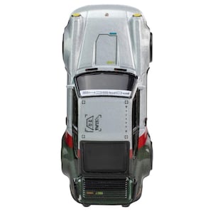 Może przedstawiać: Srebrny i zielony samochodzik z czerwonymi i czarnymi akcentami. Samoch&oacute;d ma napis "PORSCHE" z przodu. Samoch&oacute;d ma szczeg&oacute;łowy design z futurystyczną estetyką.