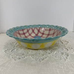 Vintage grote 3D-gebloemde serveerschaal met bij en libel of decoratieve kom van 12 inch breed