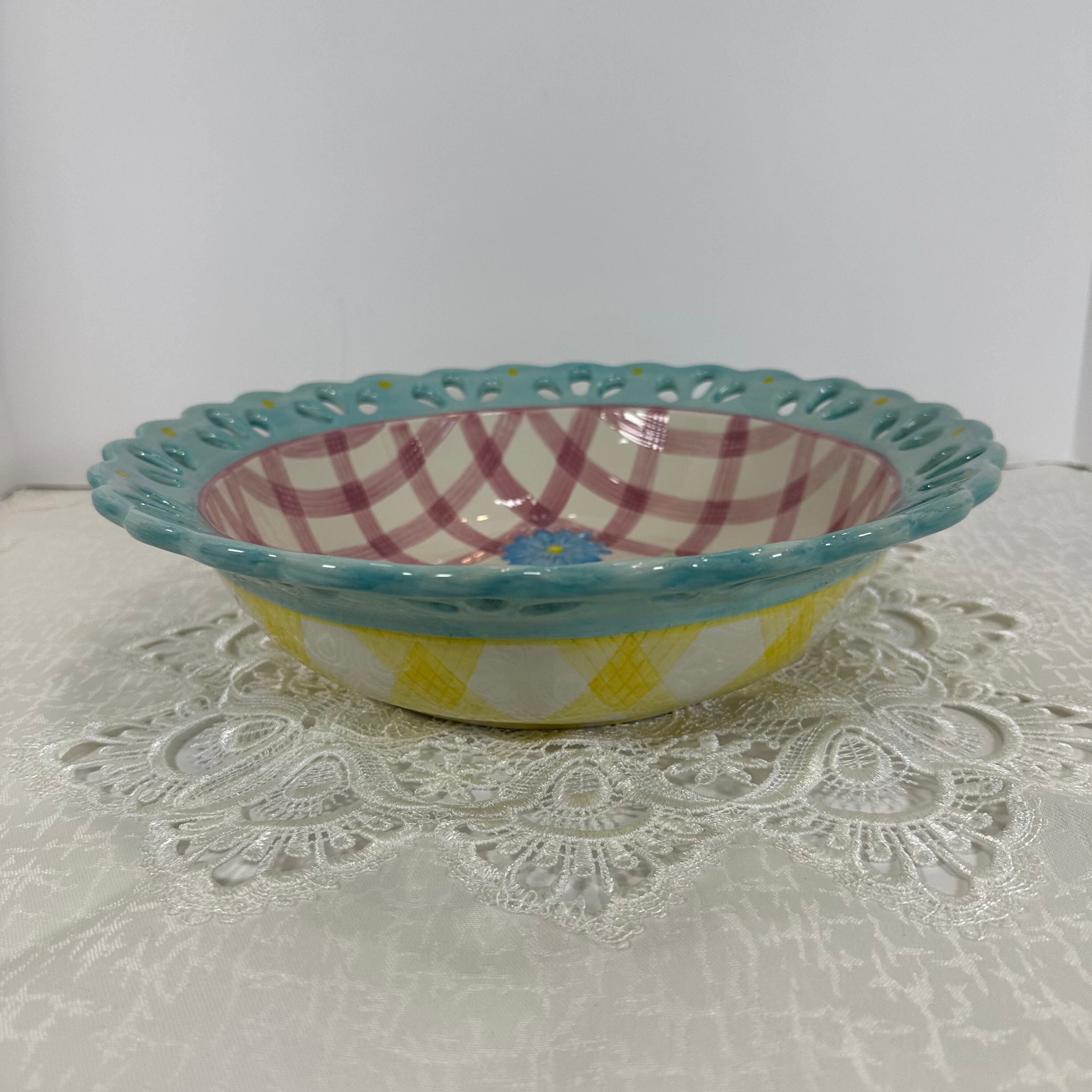 ヴィンテージの大型3D花柄サービングボウル（蜂とトンボ付き