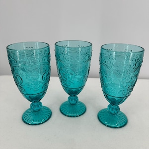 Pioneer Woman set of 3 Amelia Embossed Teal Goblet 14.7oz, Vintage-Inspired Water Glass, Country Kitchen Drinkware Turquoise Farmhouse Decor