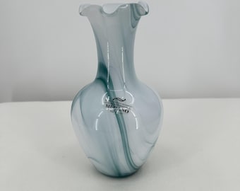Jarrón vintage de cristal de Murano con bordes ondulados y remolinos azules y blancos. Cristal veneciano soplado a mano. 24 cm de alto.