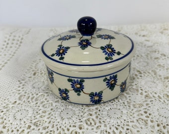 vintage, poterie polonaise fabriquée à la main en grès, plat à beurre rond bleu et blanc recouvert de 5 po.
