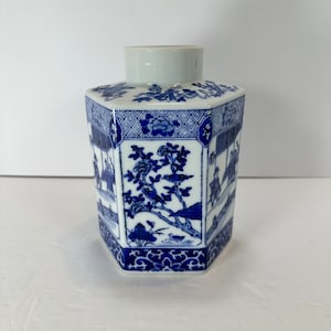 Vintage, Chinese Hexagon, 6-sided Ginger Jar, Beautiful Chinese Blue and White Chinoiserie decor, Ginger jar, Blue, White, 7.5&quot;in Tall