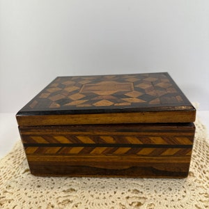 Vintage Hand Made Wooden Trinket/Jewely box, inlaid cross hatch pattern square box 7.75&quot; wide