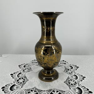 Flor grande vintage negra y dorada grabada a mano en latón, hecha a mano en la India, 10,5 pulgadas de alto