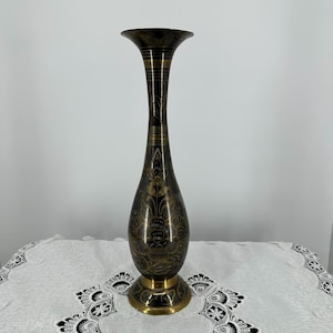 Flor grande vintage negra y dorada grabada a mano en latón, hecha a mano en la India, 18,25 pulgadas de alto