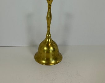 Campana de mano vintage de latón macizo de la India, con timbre de latón en el interior que funciona a 5 pulgadas de alto.